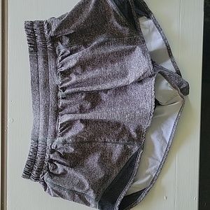Lululemon grey low rise hottie hot shoets 2.5